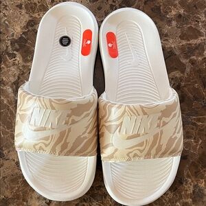 Nike Victori One Print Slides Cushion Sandals size 7